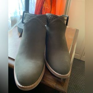 Crevo Eva NEW Womens Block Heel Shooties Mink Grey Leather Ankle Booties Size 9